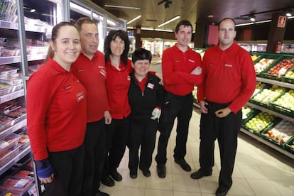 Desde la izquierda, Idoia, Aitor, Izaskun, Arantxa, Gari y Ander, empleados del supermercado Eroski de Azpeitia.