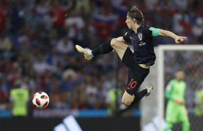 El croata Luka Modric salta a por un balón durante los cuartos de final entre Croacia y Rusia, el 7 de julio de 2018.