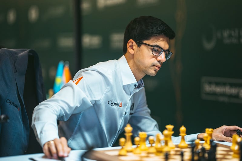 Giri, al inicio de la partida que ganó a Praggnanandhaa