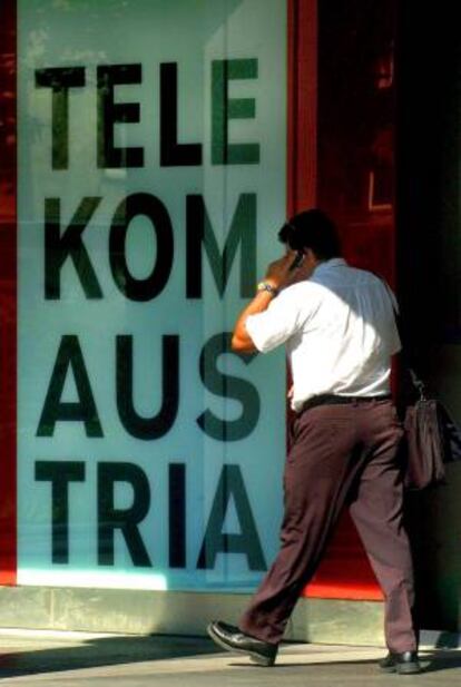 Fotografía de archivo tomada el 19 de agosto de 2004 que muestra un cartel de Telekom en su sede en Viena (Austria).