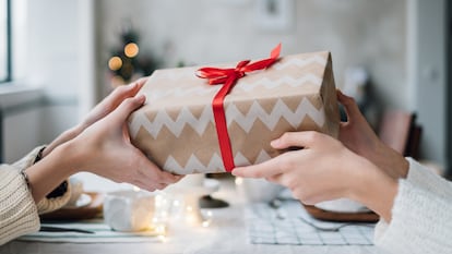 Artículo de EL PAÍS Escaparate que describe productos para regalar a alguien que tiene de todo en la Navidad de 2025