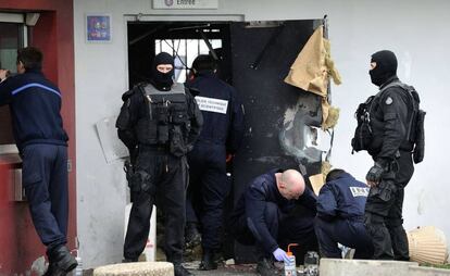 La policía recaba pruebas en la puerta por la que escapó el preso de la cárcel de Lille-Sequedin.