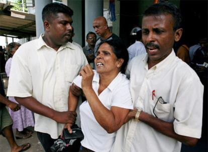 Un familiar de uno de los 21 muertos es atentido en Colombo.