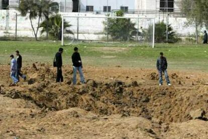 El cráter dejado por el obús en el círculo central del campo de Gaza.