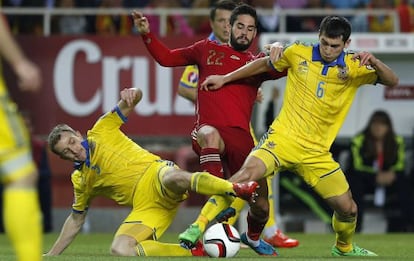 Isco, entre Kucher i Stepanenko, al Sánchez Pizjuán.