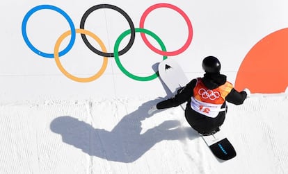 El neozelandés Carlos Garcia Knight compite durante la final del snowboard slopestyle, el 11 de febrero de 2018.