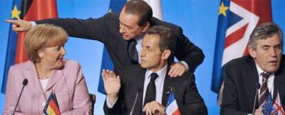 De izquierda a derecha, Angela Merkel, Silvio Berlusconi, Nicolas Sarkozy y Gordon Brown, en una reunión en París en octubre pasado para hablar de la crisis.