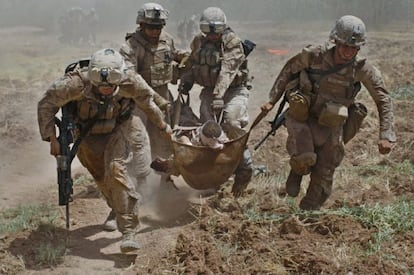 Soldados estadounidenses evacuan a un compañero herido en Marjah, provincia de Helmand, el 21 de agosto de 2010.