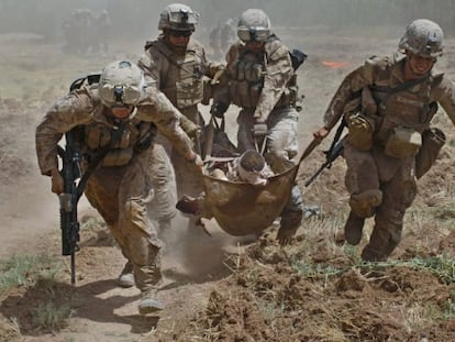 Soldados estadounidenses evacuan a un compañero herido en Marjah, provincia de Helmand, el 21 de agosto de 2010.