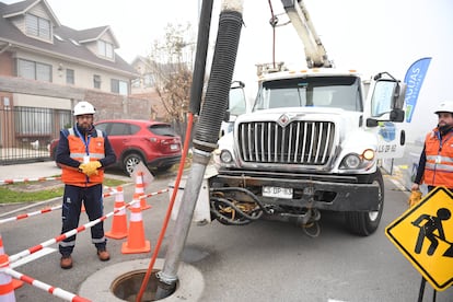 Con equipos especializados y camiones de alta tecnología, Aguas Andinas refuerza sus operaciones en terreno para mantener operativa la infraestructura sanitaria de Santiago.