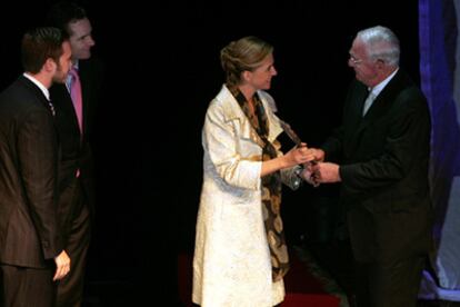 La infanta Cristina entrega el premio a Ashton Phelps, junto al duque de Palma y Antonio Asensio Mosbah.