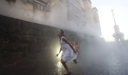 Una ni&ntilde;a juega en el exterior de la Mezquita de C&oacute;rdoba.