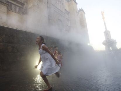 Una ni&ntilde;a juega en el exterior de la Mezquita de C&oacute;rdoba.