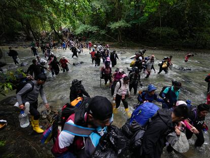 Migrantes cruzan un río en la selva del Darién para llegar a Panamá, el 15 de octubre de 2022.