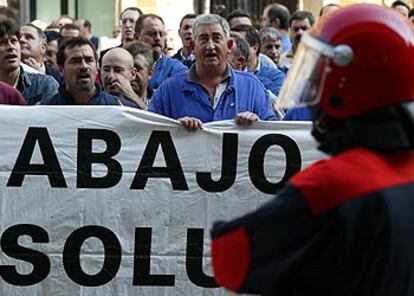Trabajadores de La Naval de Sestao, durante la manifestación de ayer en Bilbao.