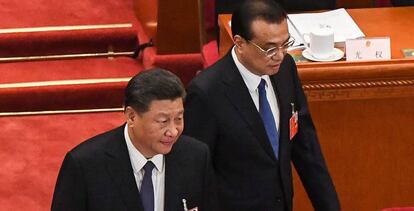 El presidente chino Xi Jinping (izquierda), junto al primer ministro Li Keqiang, en la sesión de apertura de la Asamblea Nacional Popular de 2020 en Pekín. 