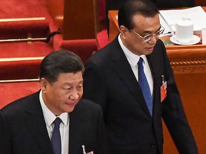 El presidente chino Xi Jinping (izquierda), junto al primer ministro Li Keqiang, en la sesión de apertura de la Asamblea Nacional Popular de 2020 en Pekín. 