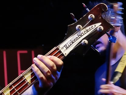 El bajo Rickenbacker de Sherpa y Hermes, de Barón Rojo, mientras tocan Son como hormigas en Madrid.