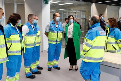 La presidenta madrileña, Isabel Díaz Ayuso, conversa con varios sanitarios en el interior del hospital de emergencias Enfermera Isabel Zendal.