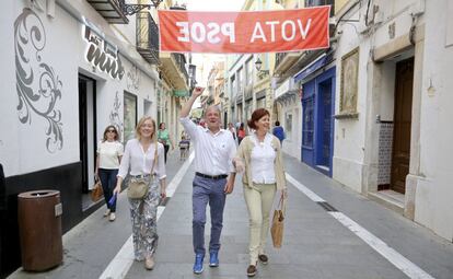 Paseo por Zafra con la alcaldesa de la localidad. ¿Y ese cartel?