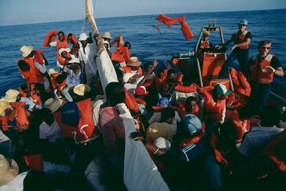 La Guardia Costera de Estados Unidos llega a un barco de refugiados haitianos para repartir chalecos salvavidas, en 1992. 