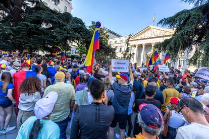 Concentración de venezolanos, este martes, ante el Congreso de los Diputados.