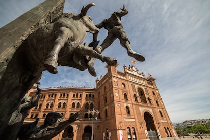 La plaza de Las Ventas, desde el monumento a José Cubero Yiyo.