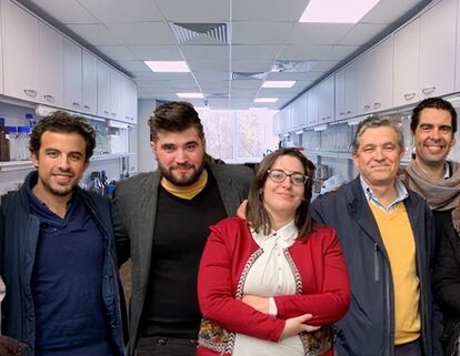 Equipo de la Universidad de Sevilla que ha desarrollado el nuevo biopolímero a partir de quitosano.