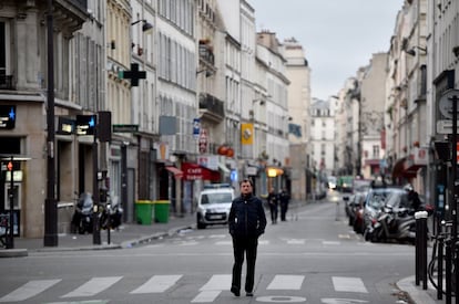 Un hombre camina por una calle solitaria en los alrededores de la sala de conciertos Bataclan.