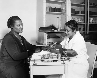 A'Lelia Walker, hija de Madame C. J. Walker, hace la manicura en uno de los centros de belleza que creó su madre.