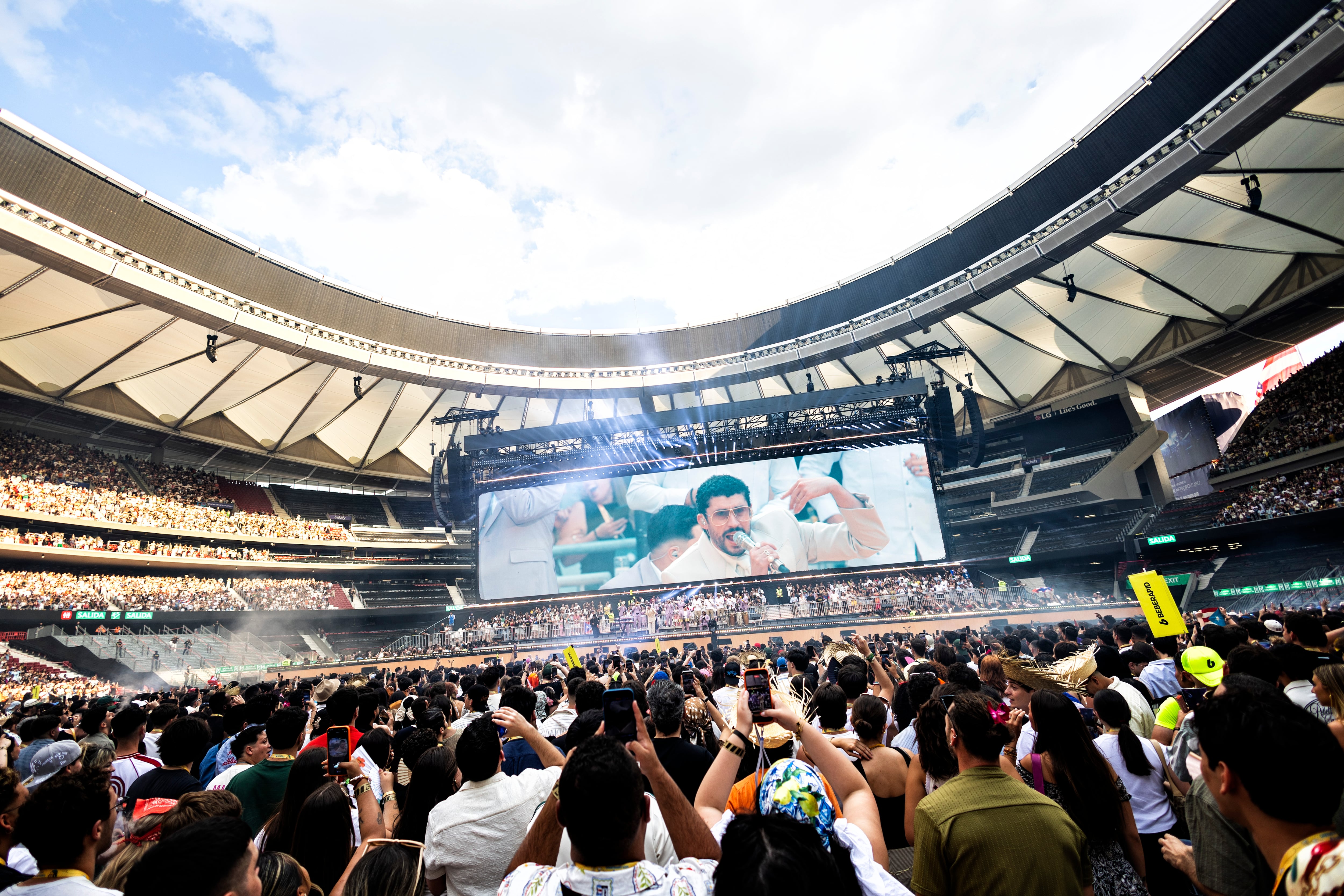 Los Javis y Judeline, invitados de La Casita de Bad Bunny en su segundo concierto en Madrid