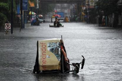 Inundaciones tras una repentina tromba de agua, en Manila, Filipinas.