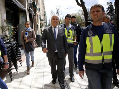 Luis Pineda, asiste al registro de la sede de Ausbanc en Madrid.