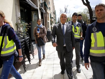 Luis Pineda, asiste al registro de la sede de Ausbanc en Madrid.