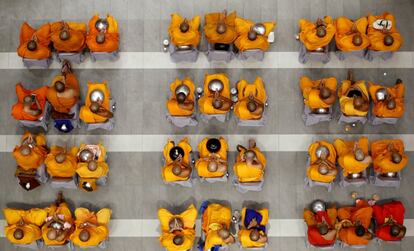 Plano cenital de un grupo de monjes budistas rezan durante un homenaje celebrado en recuerdo de las víctimas de la matanza ocurrida frente al centro comercial Terminal 21, en Nakhon Ratchasima (Tailandia).