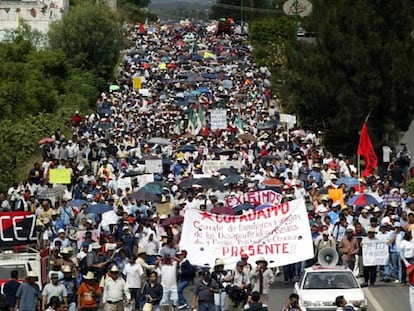 Miles de simpatizantes de la Asamblea Popular de los Pueblos de Oaxaca marchan este domingo por las calles de esta ciudad mexicana.