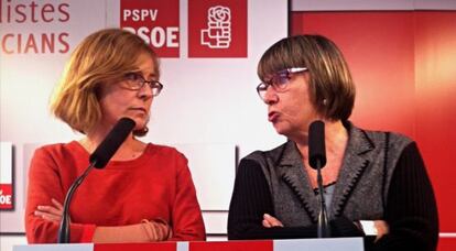 Las periodistas Xelo Miralles y Rosa Solbes, en la sede del PSPV-PSOE.