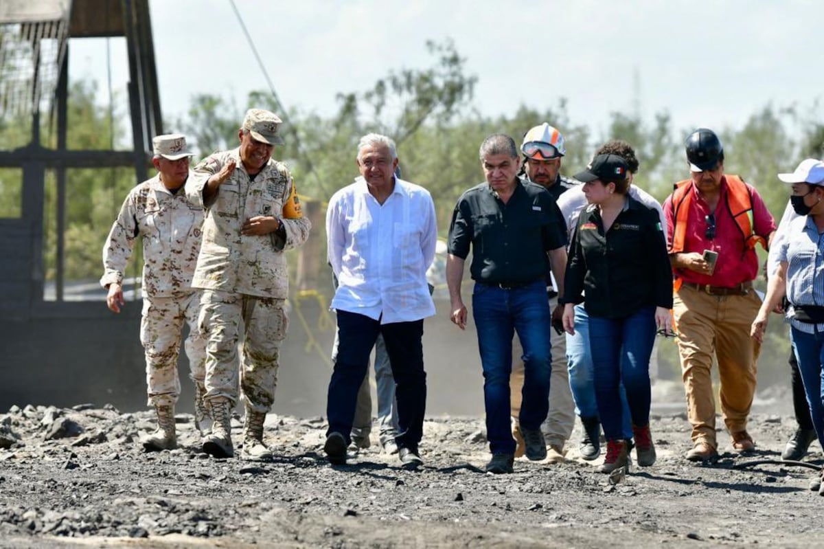 Tensión entre los familiares de los mineros y López Obrador en su visita a la mina de Coahuila | EL PAÍS México