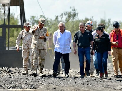 El presidente de México, Andrés Manuel López Obrador, junto al gobernador de Coahuila, Miguel Riquelme, a las afueras de la mina en Sabinas, donde una decena de trabajadores permanece atrapada desde hace cinco días.