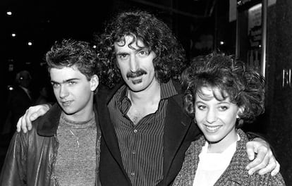 El músico Frank Zappa, entre sus hijos mayores, Dweezil y Moon Unit, en una imagen sin datar.