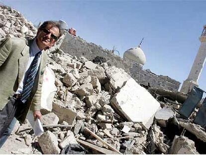 El delegado de la Comisión Europea, Patrick Renault, visita una zona destruida por la aviación israelí en Bint Jbei (Líbano).
