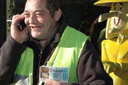 Carlos Fbrega, de 33 a?os, empleado municipal de Sort (Lleida) muestra orgulloso un dcimo del 54.600, el gordo.