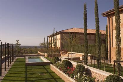 Piscina y jardín de Hacienda Unamuno, en la localidad zamorana de Fermoselle.