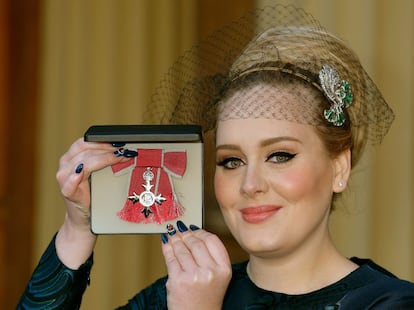 Adele foi condecorada como membro da Excelentíssima Ordem do Império Britânico, honraria concedida pelo príncipe Charles no Palácio de Buckingham, no fim de 2013. Trata-se de um reconhecimento à sua contribuição para o mundo da música.