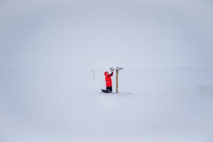 La glacióloga Veronica Tollenaar inspecciona un aparato para medir la radiación solar reflejada por el hielo.