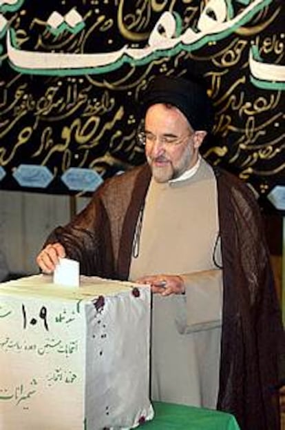 <font size="2"><b>El presidente de Irán, Mohamed Jatamí, reelegido por una amplia mayoría</font></b> (AP)