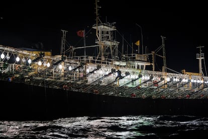 Un barco chino de pesca de calamar en el Pacífico Sur, en julio de 2022.