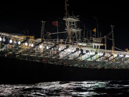 Un barco chino de pesca de calamar en el Pacífico Sur, en julio de 2022.