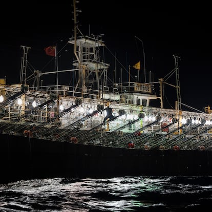 July 9, 2022 - Ship bulbs on the Jao Tu 668 Squid Ship (2) in the South Pacific Ocean at night. Hundreds of light bulbs adorn the sides of ships to attract squid to the surface of the water, where they can more easily be caught.     ----PIEFOTO----    Un barco chino de pesca de calamar en el Pacífico Sur, en julio de 2022.