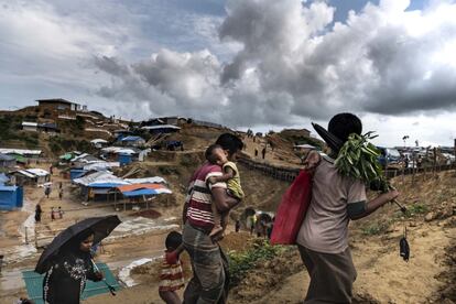 Un grupo de refugiados camina por una zona embarrada del campo de refugiados de Cox Baazar, el 26 de junio de 2018.